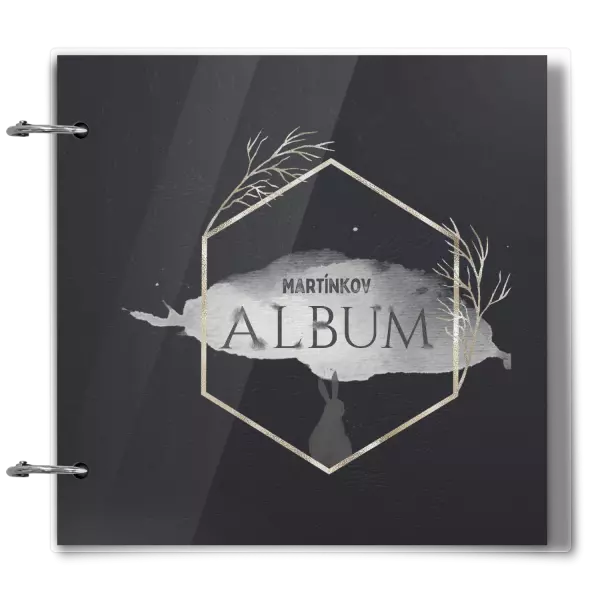 Plexi album sa sponami Zajac v zlatom šesťuholníku s menom