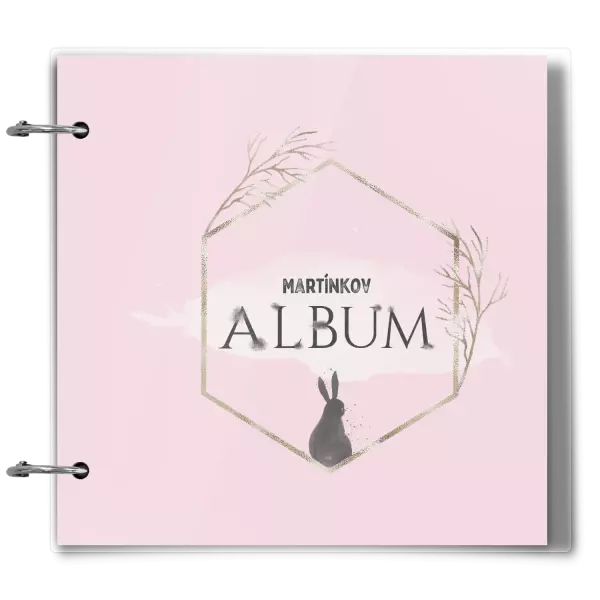 Plexi album sa sponami Zajac v zlatom šesťuholníku s menom