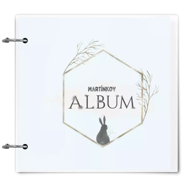 Plexi album sa sponami Zajac v zlatom šesťuholníku s menom