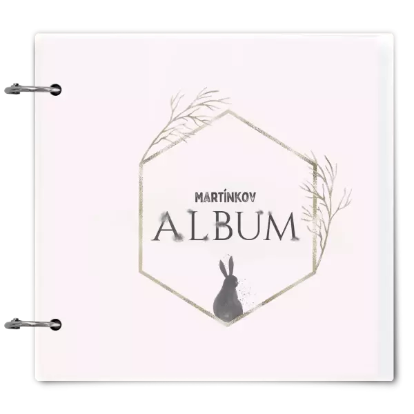 Plexi album sa sponami Zajac v zlatom šesťuholníku s menom