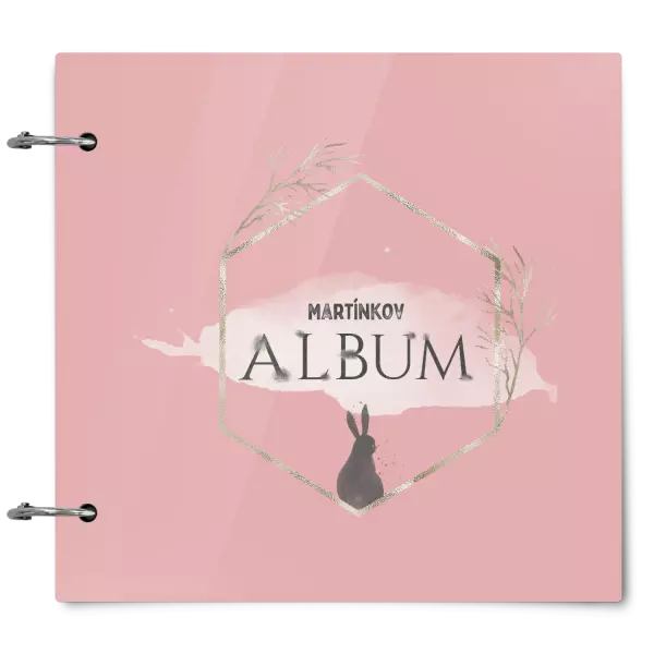 Plexi album sa sponami Zajac v zlatom šesťuholníku s menom