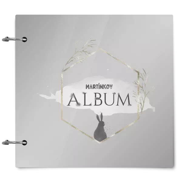 Plexi album sa sponami Zajac v zlatom šesťuholníku s menom