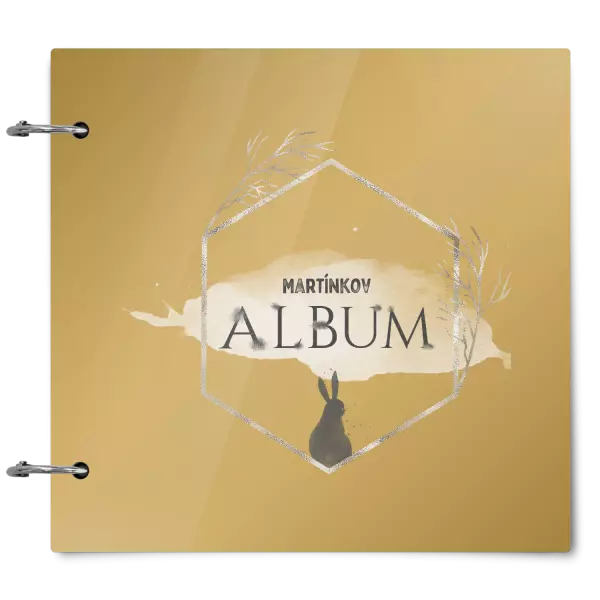 Plexi album sa sponami Zajac v zlatom šesťuholníku s menom