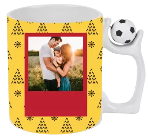 Vianočný hrnček Žlté pozadie so stromčekmi