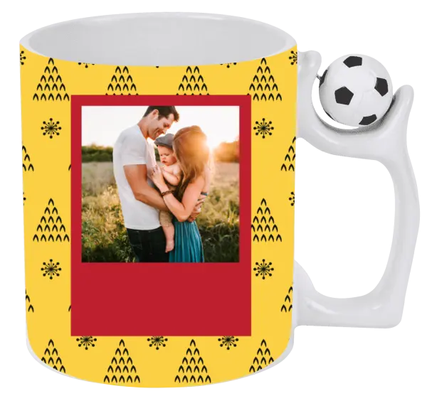 Vianočný hrnček Žlté pozadie so stromčekmi