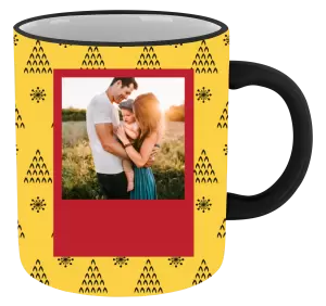 Vianočný hrnček Žlté pozadie so stromčekmi