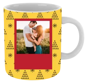 Vianočný hrnček Žlté pozadie so stromčekmi