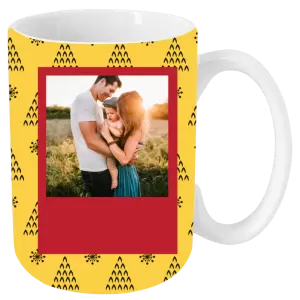 Vianočný hrnček Žlté pozadie so stromčekmi