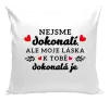 Polštář Nejsme dokonalí, ale moje láska k tobě dokonalá je