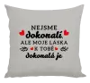Polštář Nejsme dokonalí, ale moje láska k tobě dokonalá je