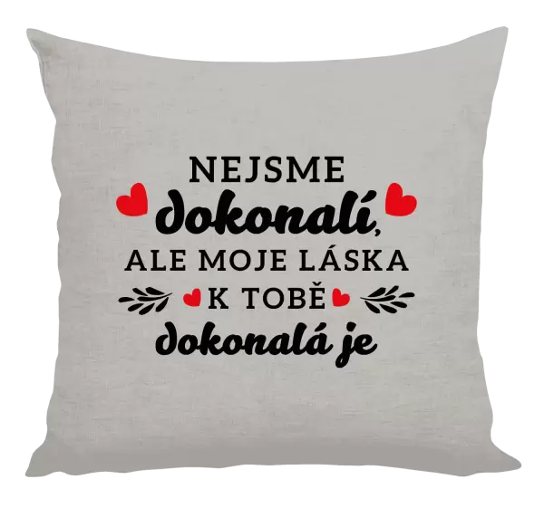 Polštář Nejsme dokonalí, ale moje láska k tobě dokonalá je