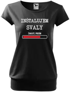 Dámske tričko Inštalujem svaly, čakajte prosím