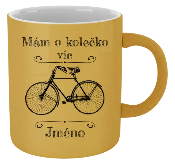 Metalický hrnek Mám o kolečko víc se jménem