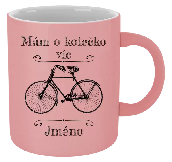 Metalický hrnek Mám o kolečko víc se jménem