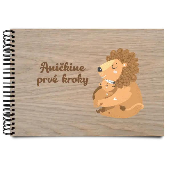 Drevený album s krúžkovou väzbou Prvé kroky s menom - levíča