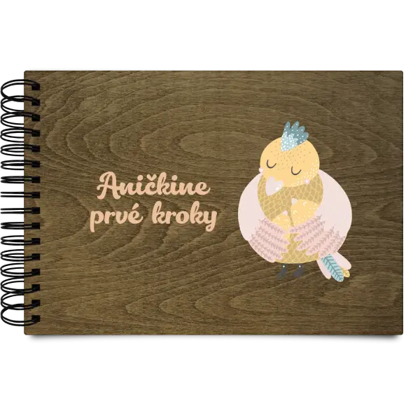 Drevený album s krúžkovou väzbou Prvé kroky s menom- kuriatka