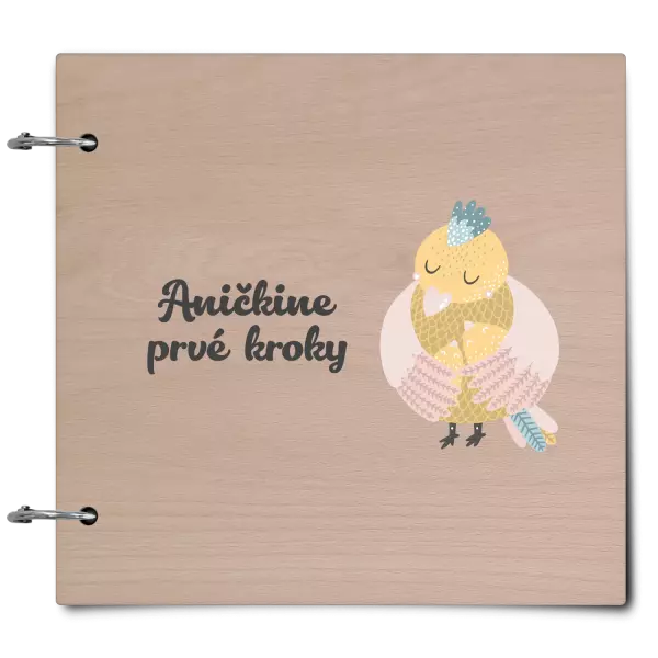 Drevený album so sponami Prvé kroky s menom- kuriatka