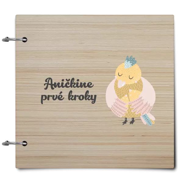 Drevený album so sponami Prvé kroky s menom- kuriatka